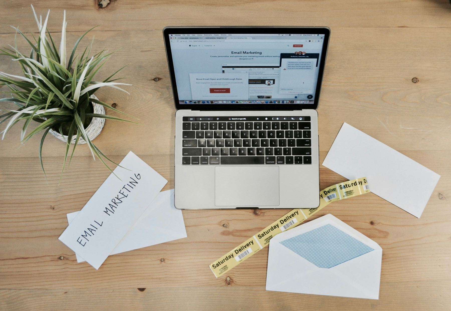 Teamoverleg met laptops over planning, werkdruk en financieel overzicht