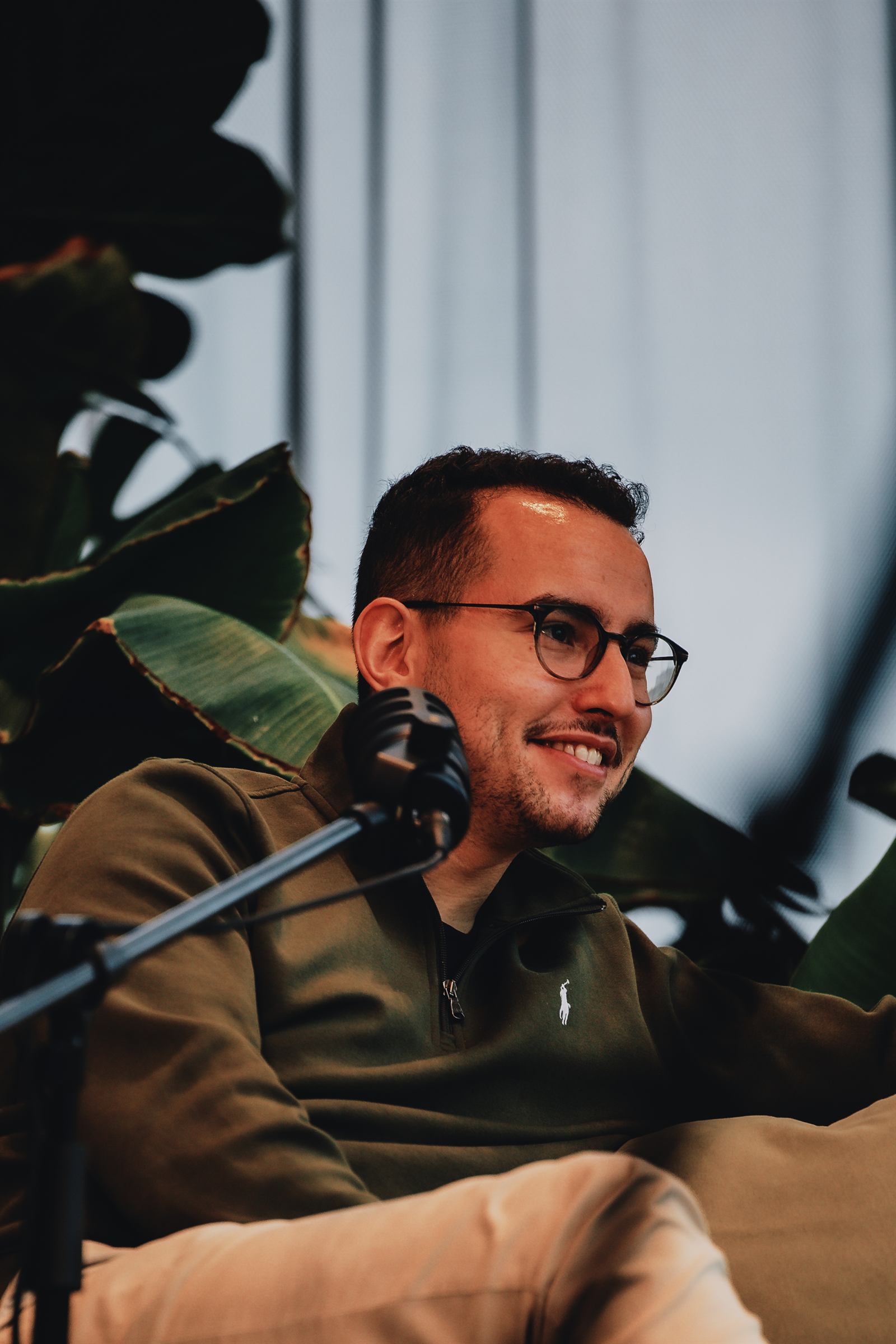 Carlo D'agnolo in gesprek tijdens een podcastopname over technologie en vakmanschap