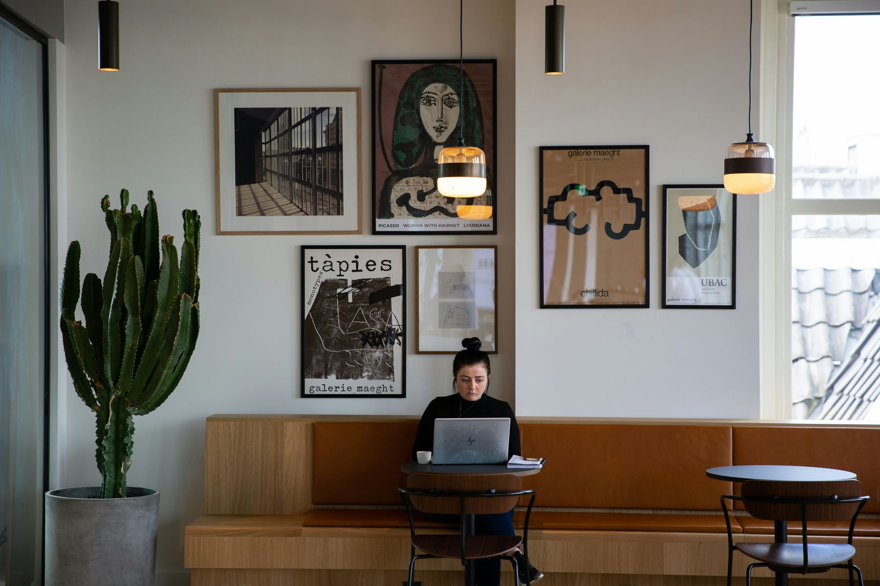 Laptop en werkmateriaal als symbool voor het opbouwen van freelancewerk naast een vaste job