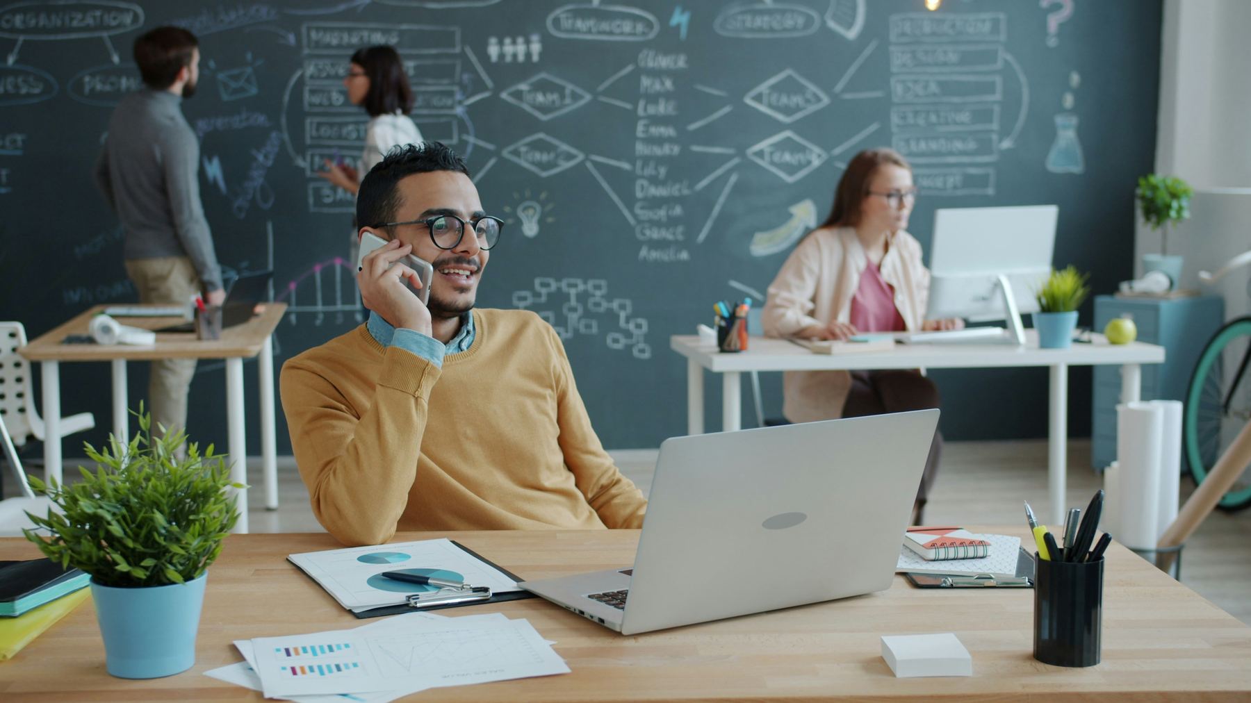 Persoon die financiele data en werkplanning bekijkt op een scherm